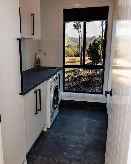 Villa Hinterland Escape With Views And Creek Frontage Obi Obi Ferienhaus