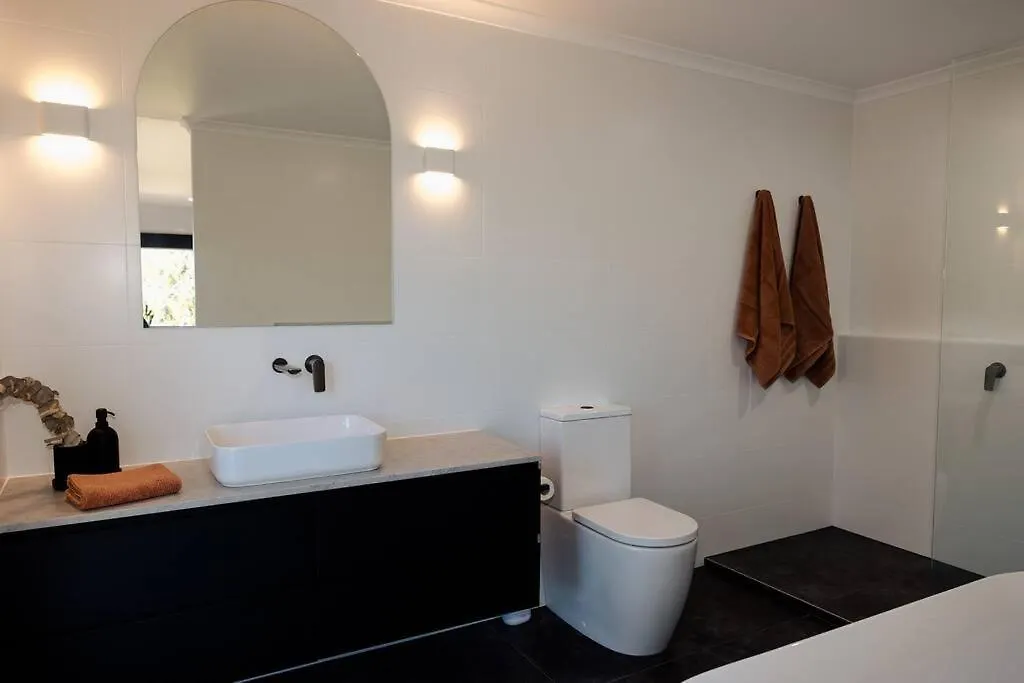 Villa Hinterland Escape With Views And Creek Frontage Obi Obi 0*,
